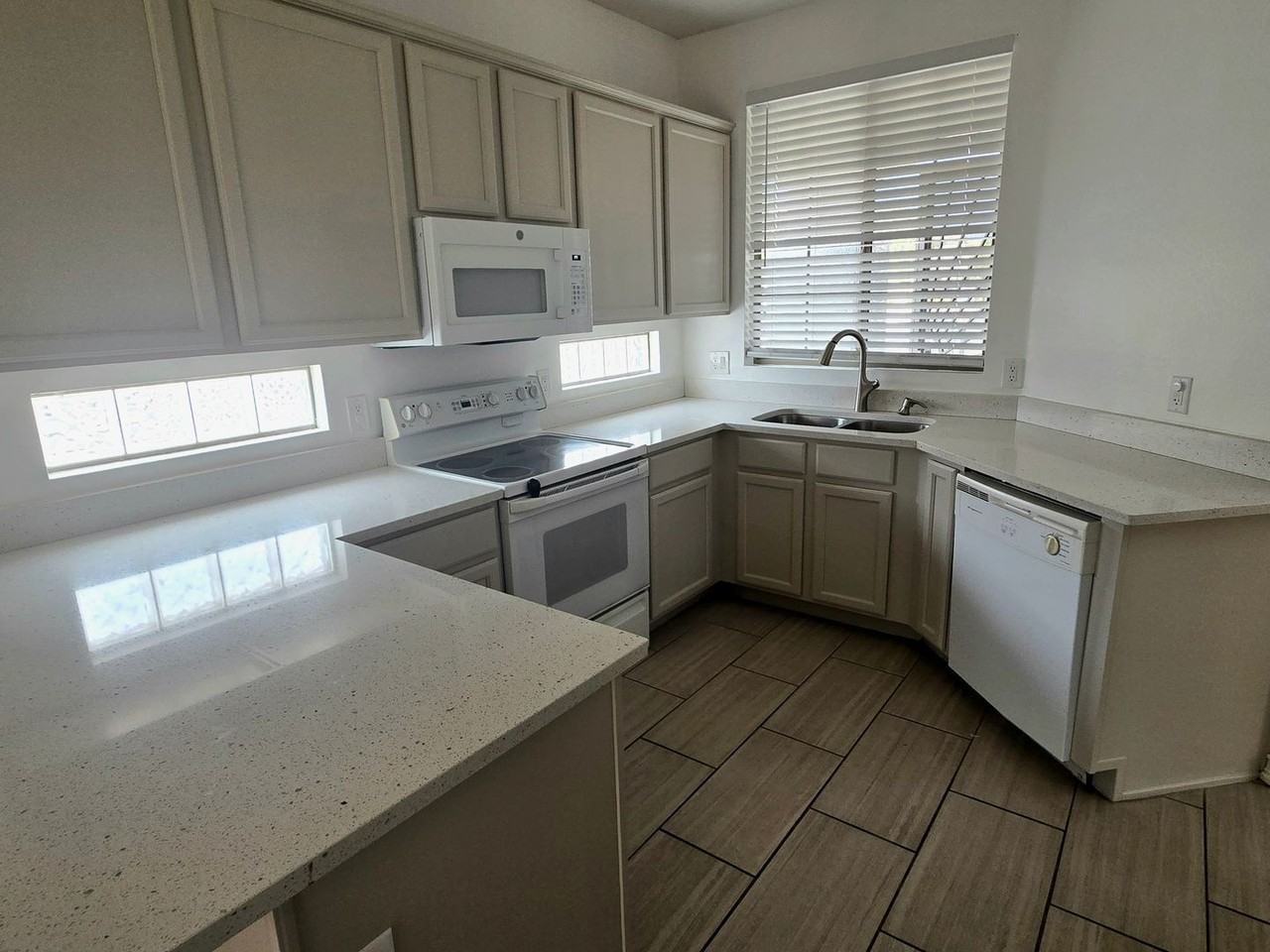 2123 N 30th St - Photo 5 of 17