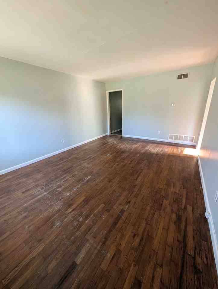 829 Se 14th St #1 - Photo 2 of 9