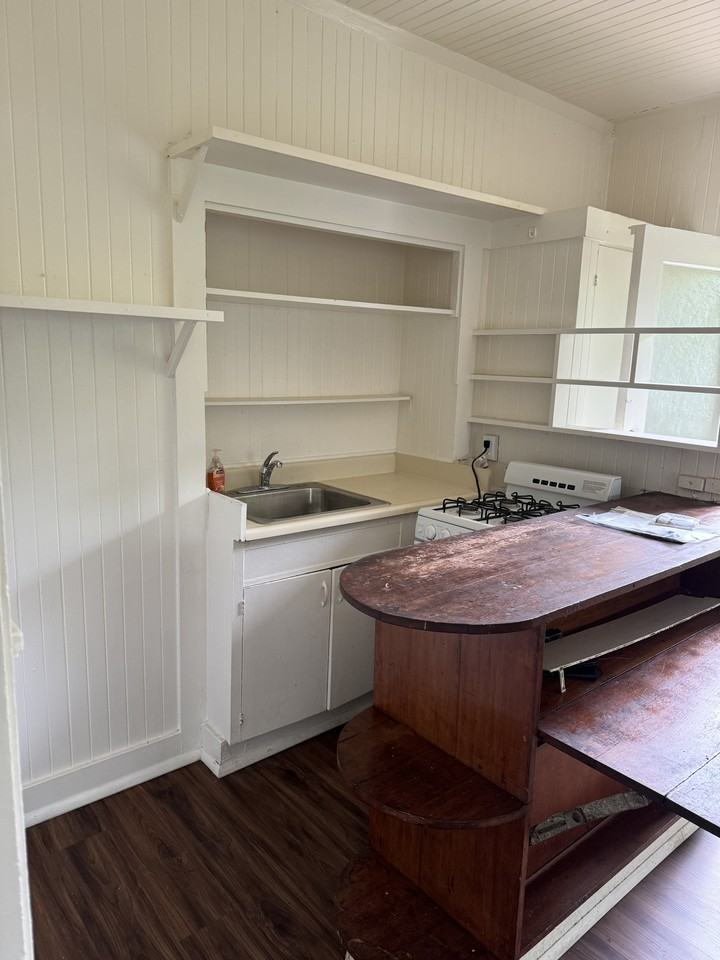 1429 Lusitana St #B - Photo 2 of 8