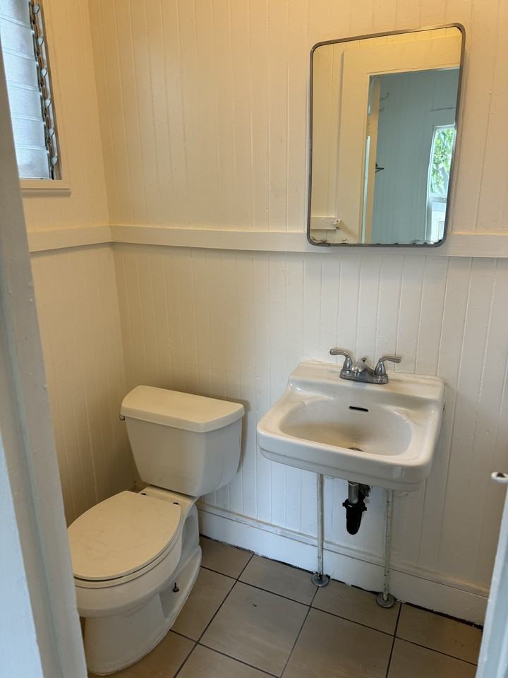 1429 Lusitana St #B - Photo 7 of 8