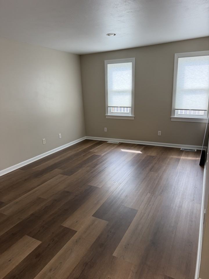 111 E 9th St #1 - Photo 4 of 15