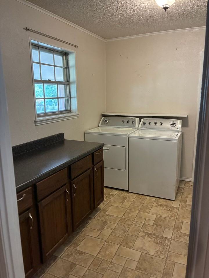 415 Rosewood St - Photo 5 of 17