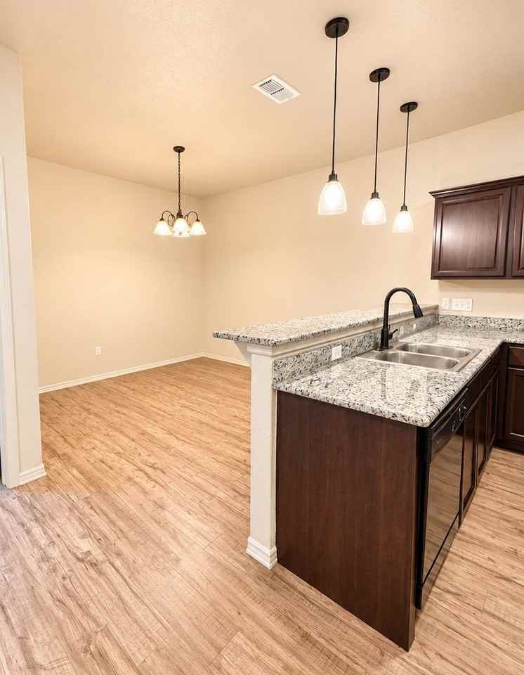 3205 113th St - Photo 5 of 14