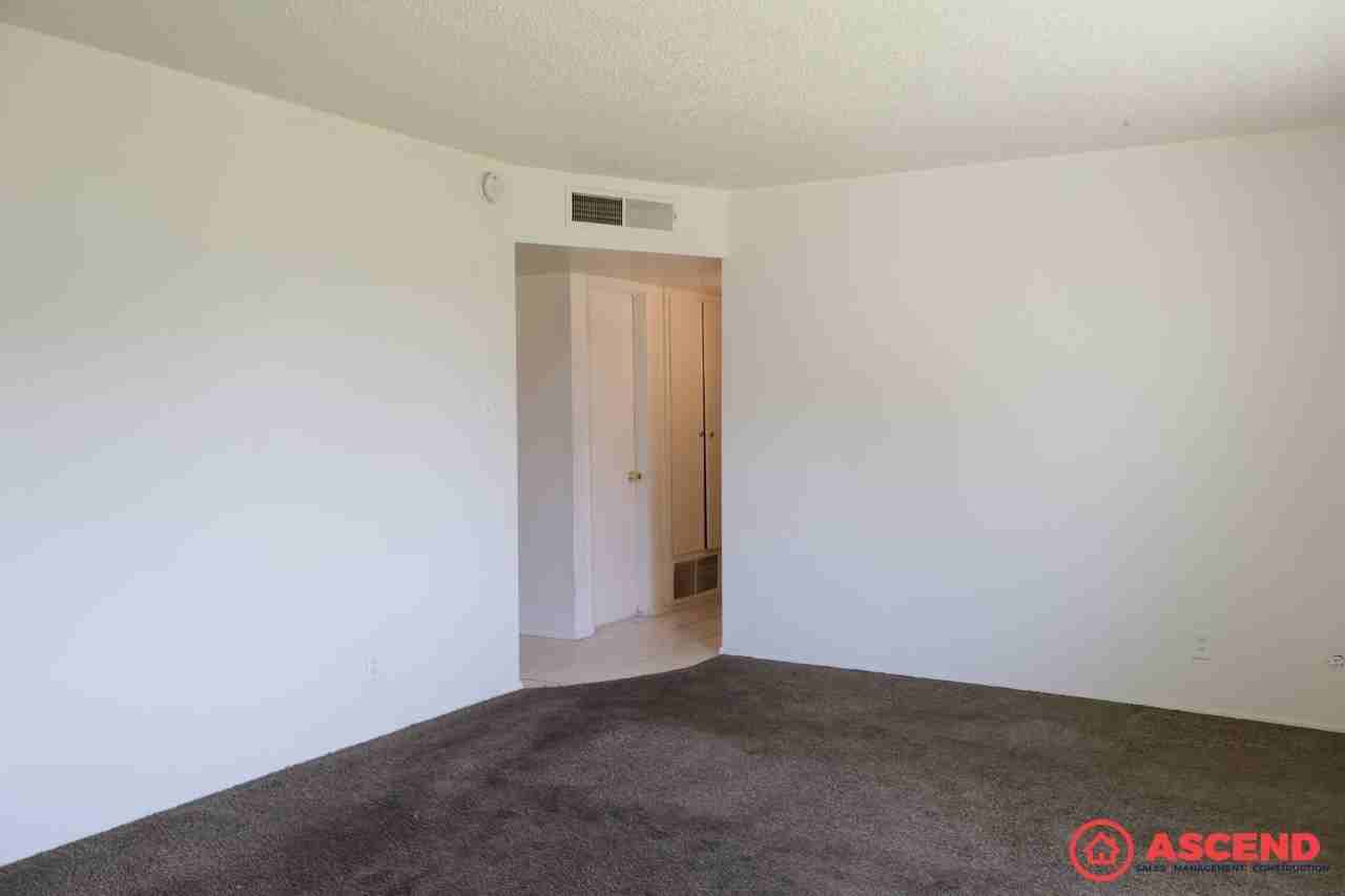 205 Yukon Ave - Photo 4 of 13