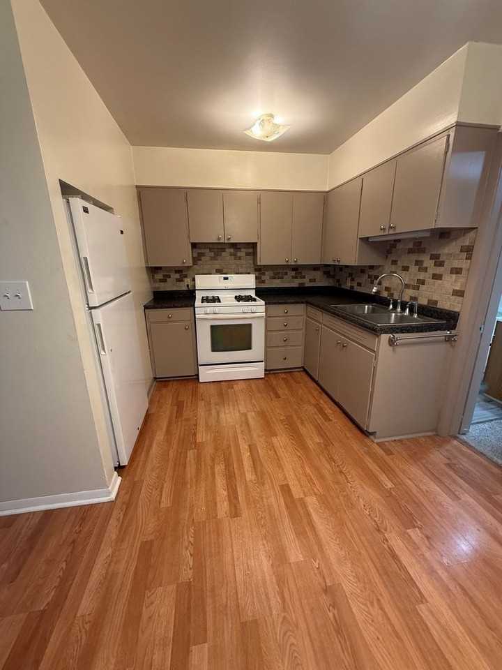 526 W 4th St - Photo 5 of 8
