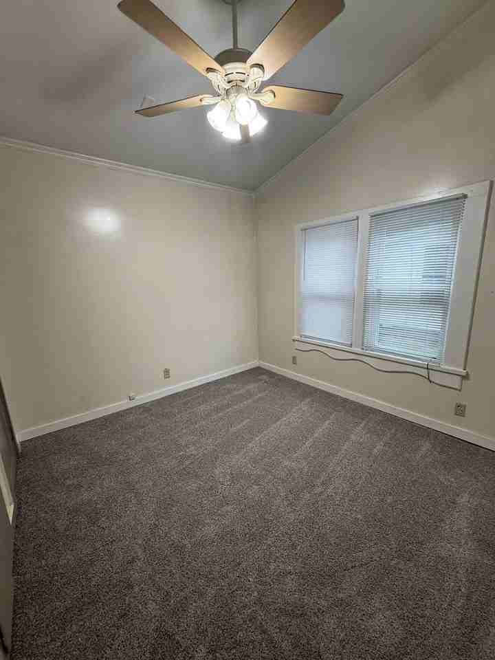 526 W 4th St - Photo 6 of 8