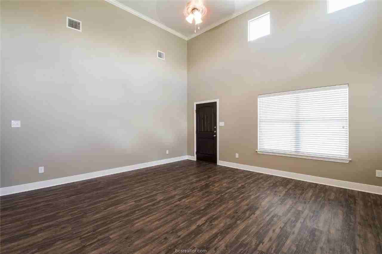 403 Fairway Dr - Photo 3 of 20