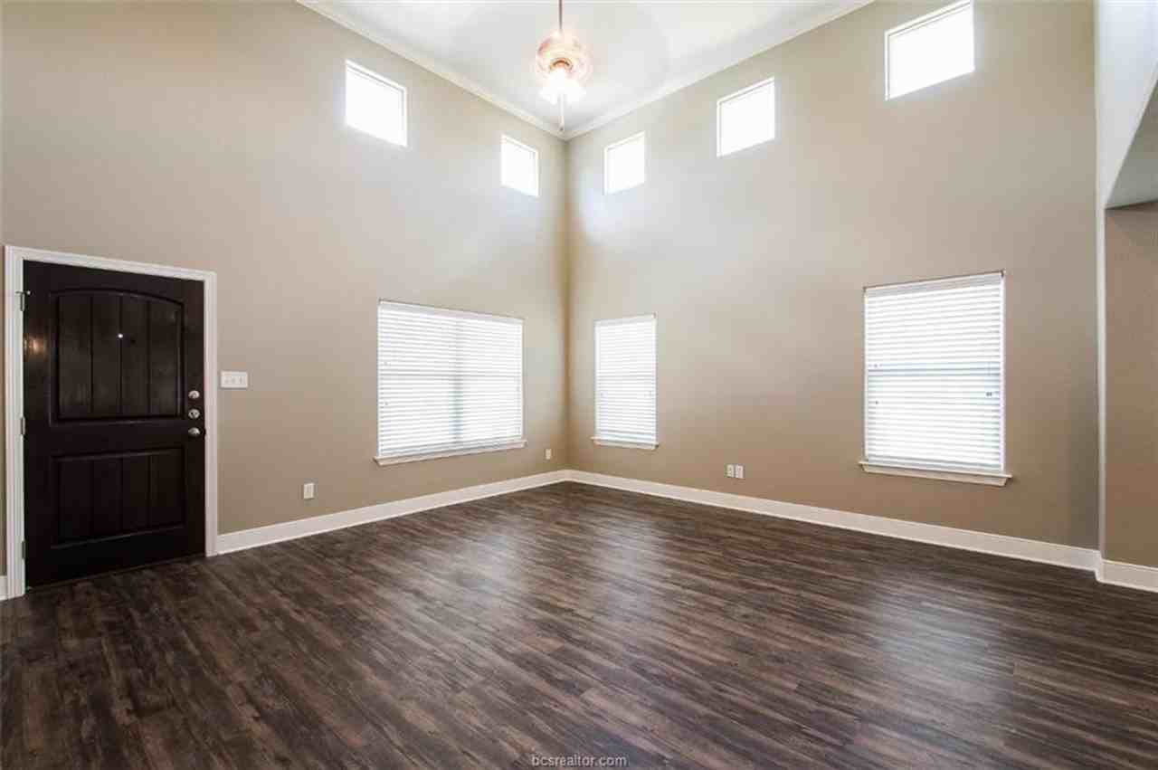 403 Fairway Dr - Photo 4 of 20