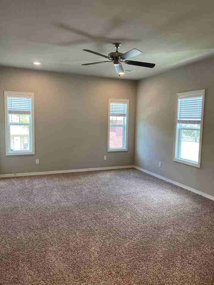 607 Peyton St - Photo 5 of 10