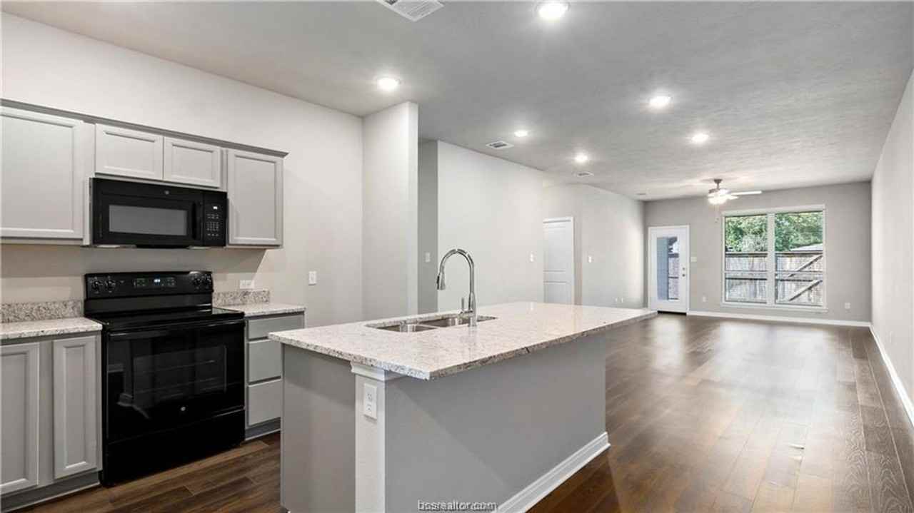 3007 Stevens Dr - Photo 6 of 23