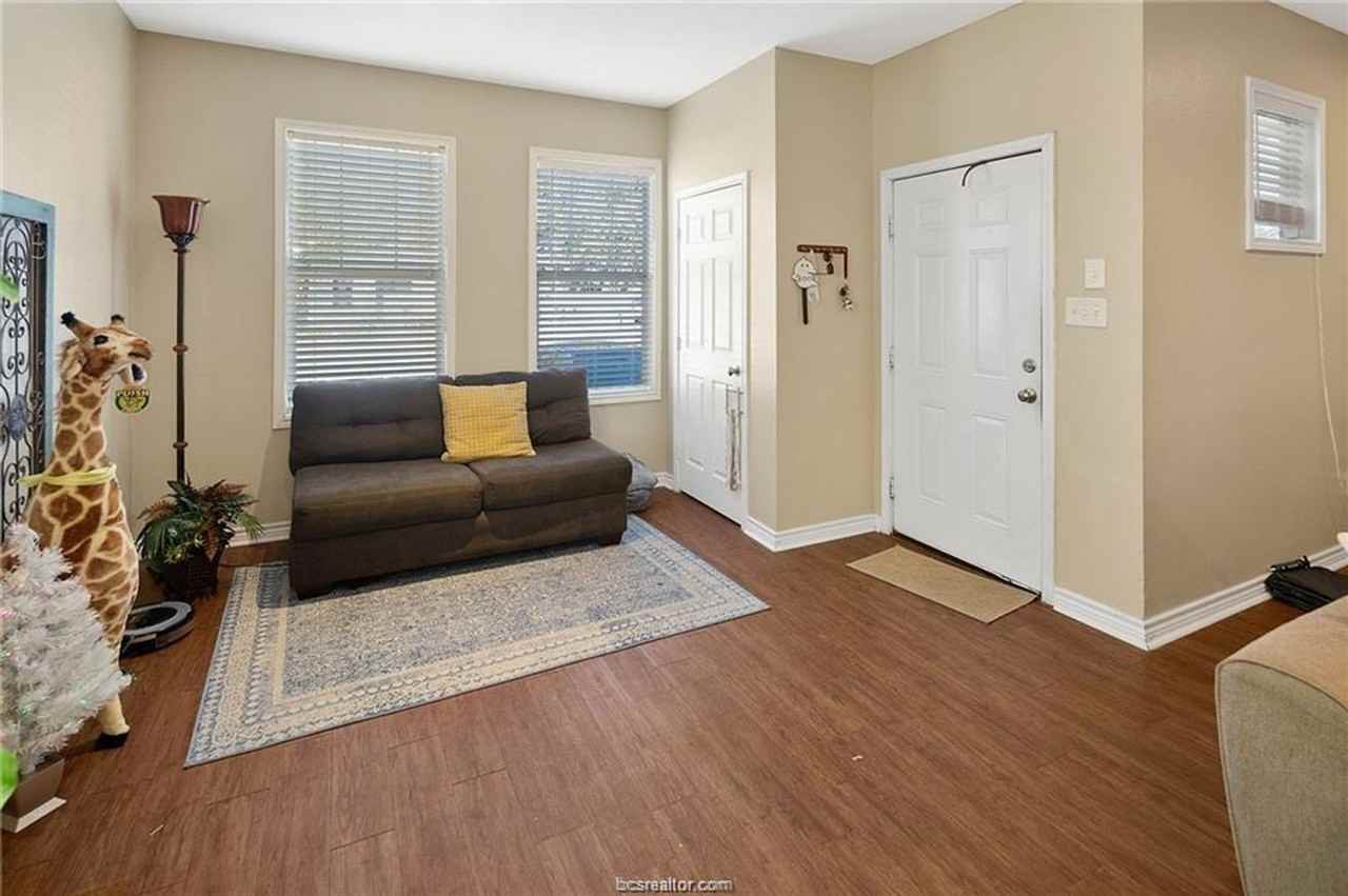 409 Foch St - Photo 3 of 25