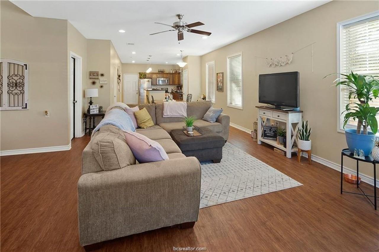 409 Foch St - Photo 4 of 25