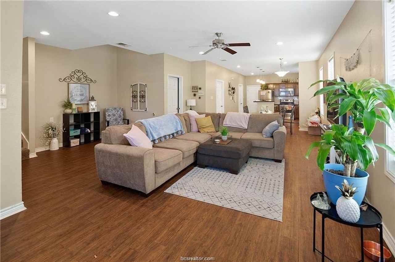 409 Foch St - Photo 5 of 25