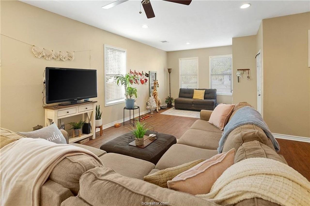 409 Foch St - Photo 6 of 25