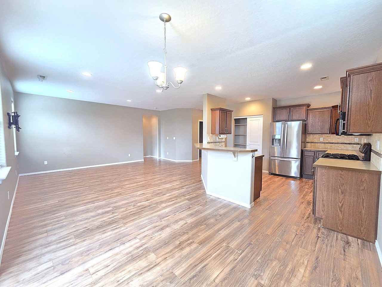 12805 W Pacific Ave - Photo 2 of 37