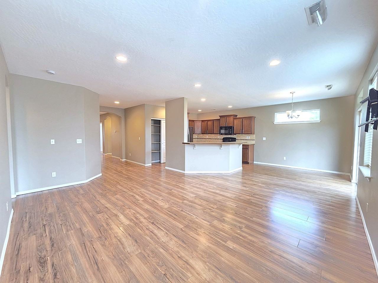 12805 W Pacific Ave - Photo 4 of 37