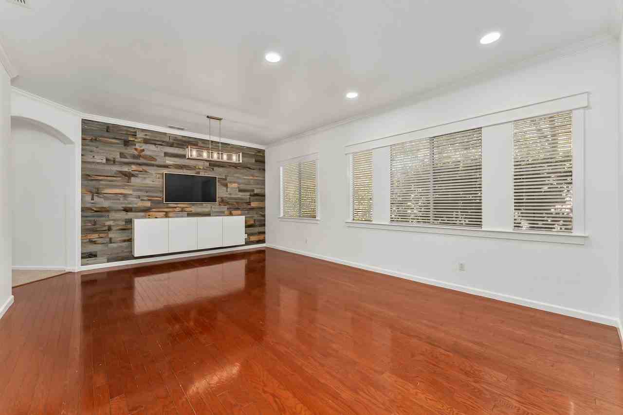 10000 Shana Way - Photo 4 of 46