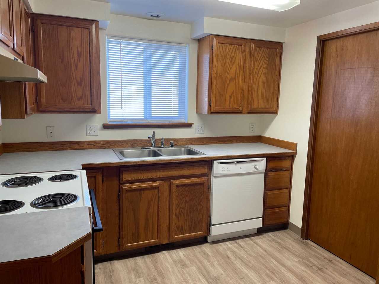1322 W Lakeside Dr - Photo 5 of 16