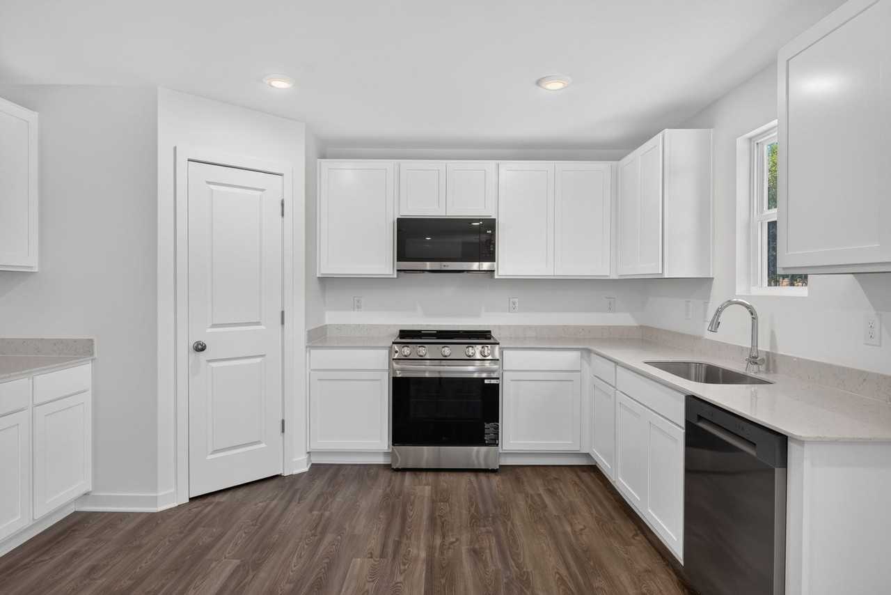 882 Waterworks Rd - Photo 5 of 32