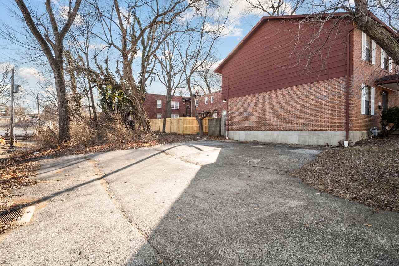 6464 Oakland Ave - Photo 4 of 33