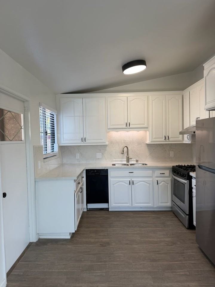 2124 Hemlock Ave - Photo 2 of 12