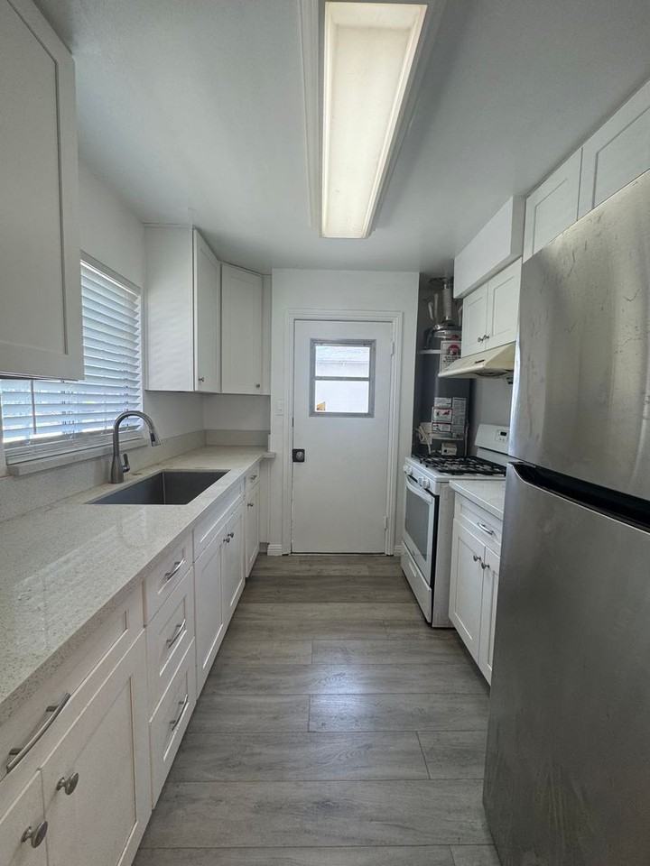 221 S Bushnell Ave - Photo 4 of 7
