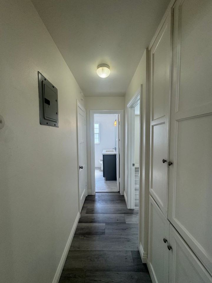 221 S Bushnell Ave - Photo 5 of 7