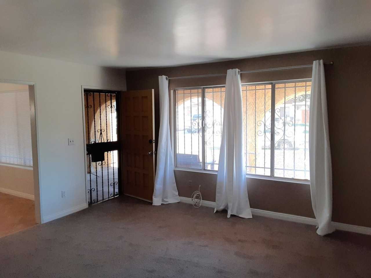 136 Royal Oak Dr - Photo 2 of 25