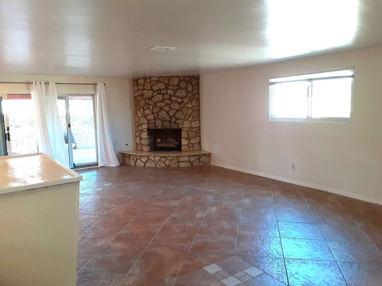 136 Royal Oak Dr - Photo 3 of 25