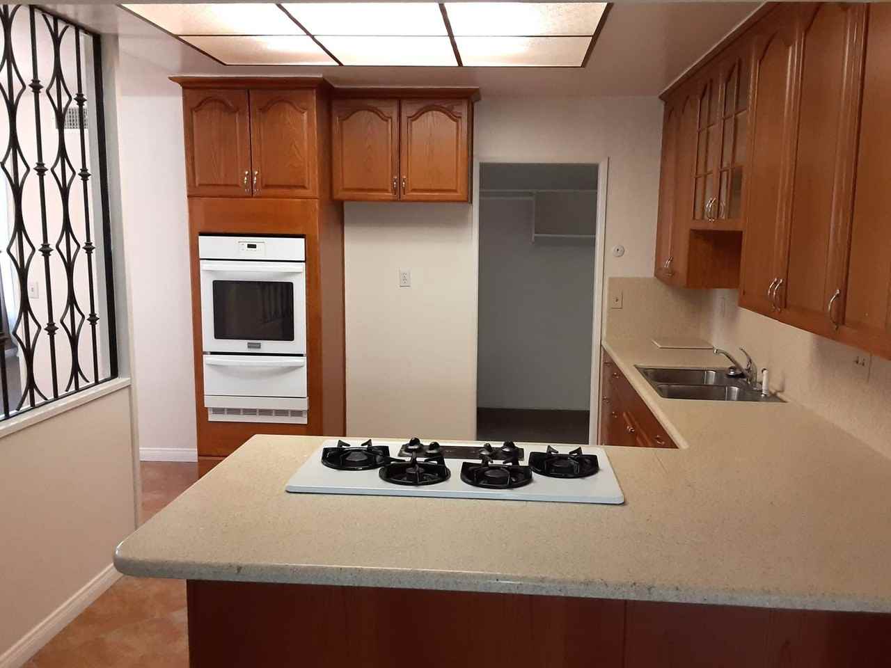 136 Royal Oak Dr - Photo 4 of 25