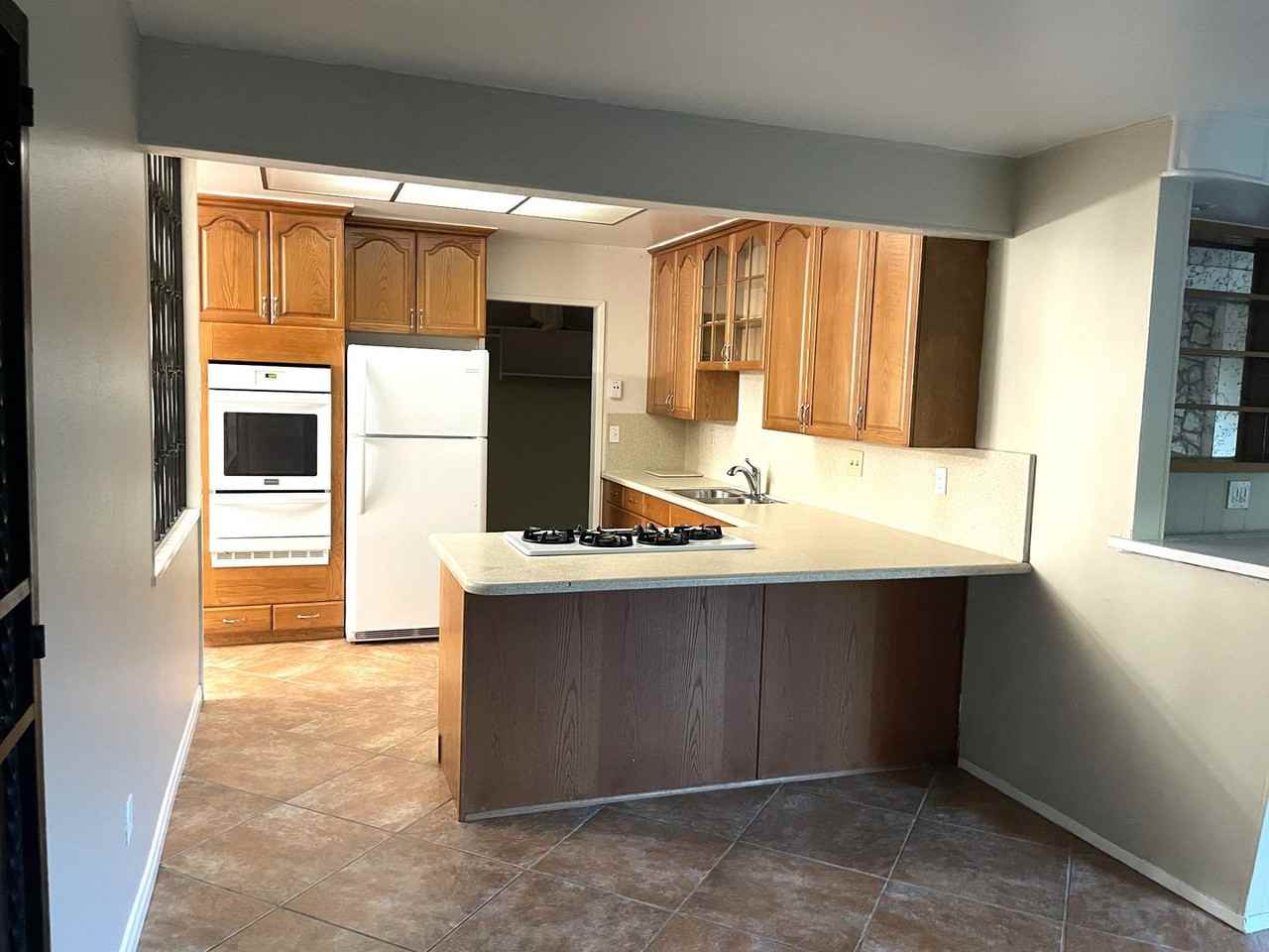 136 Royal Oak Dr - Photo 5 of 25