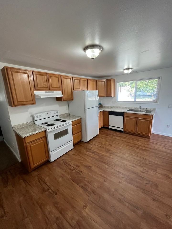 557-559 E Broad Ave Owner Selling - Photo 4 of 14