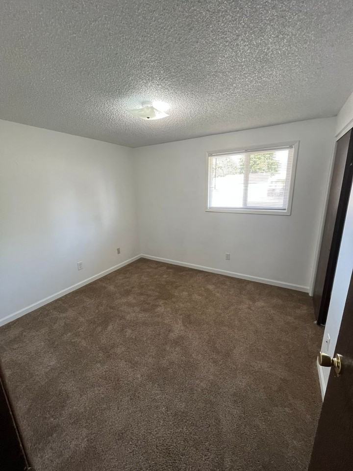 557-559 E Broad Ave Owner Selling - Photo 6 of 14
