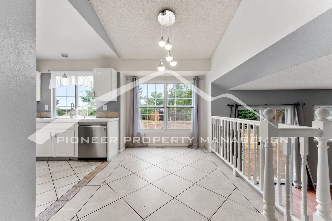 8550 Van Gordon Ct - Photo 4 of 18