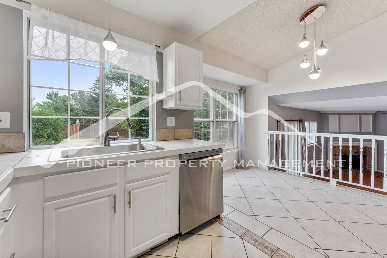 8550 Van Gordon Ct - Photo 5 of 18