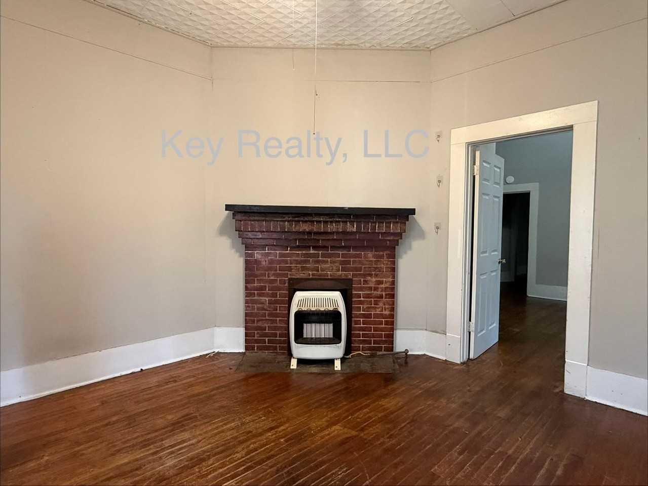 612 18th St Apt B - Photo 2 of 5
