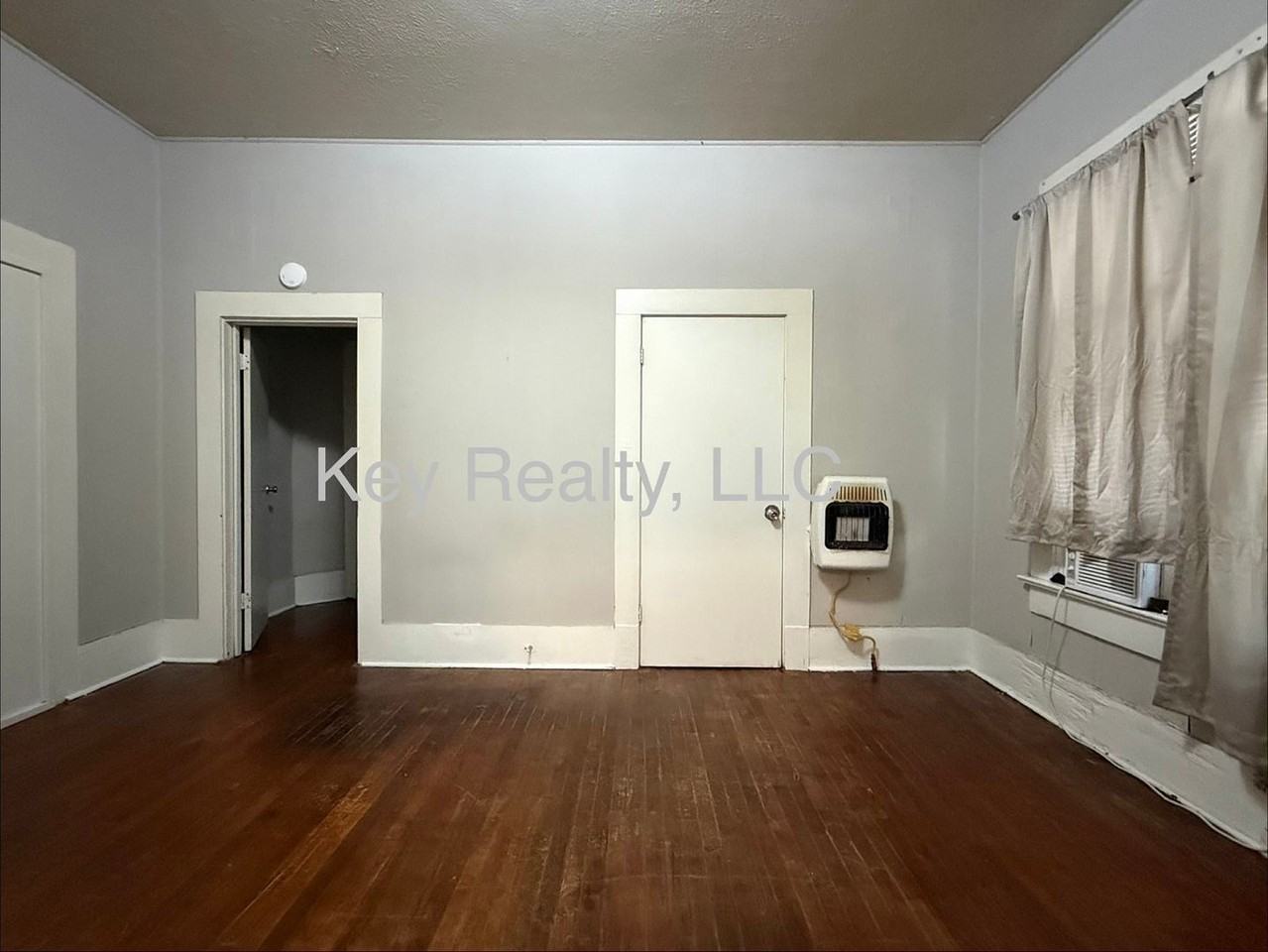 612 18th St Apt B - Photo 3 of 5