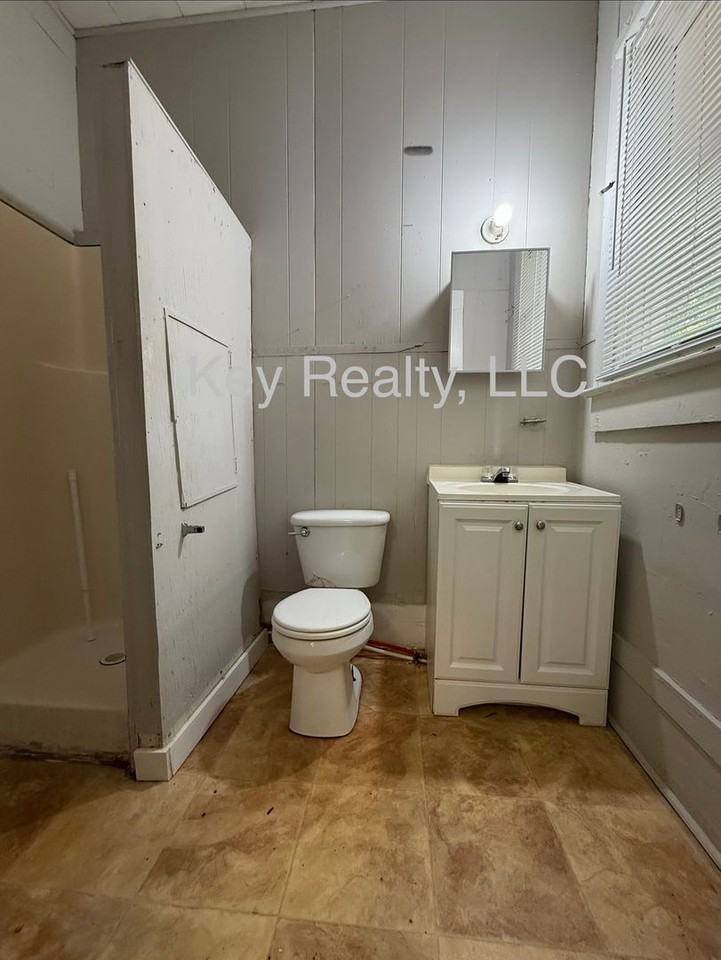 612 18th St Apt B - Photo 4 of 5