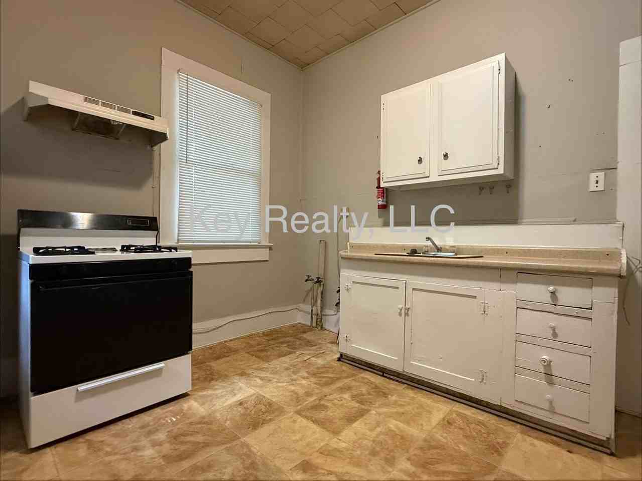 612 18th St Apt B - Photo 5 of 5