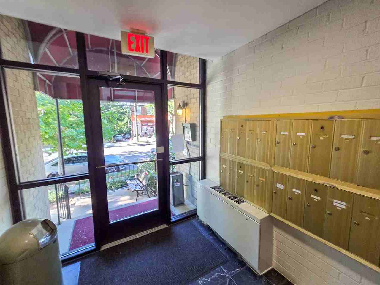 4555 Macarthur Blvd Nw - Photo 3 of 33