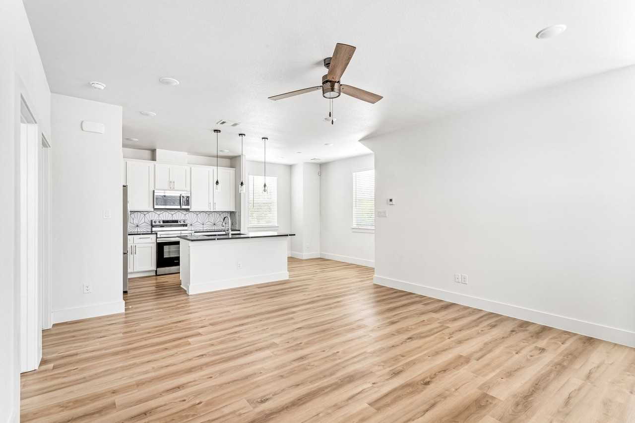 Benbrook 2509  - Unit 901 - Photo 4 of 25