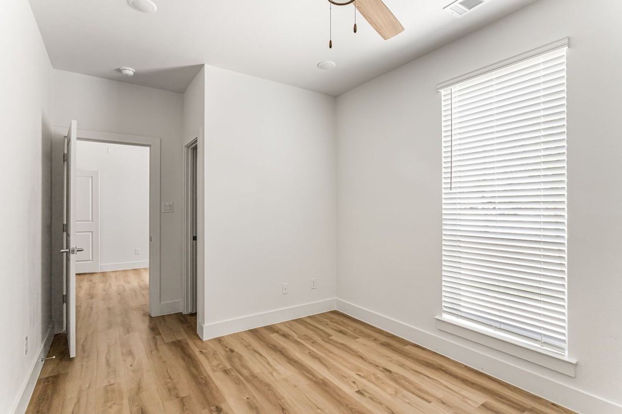 Benbrook 2509  - Unit 901 - Photo 7 of 25