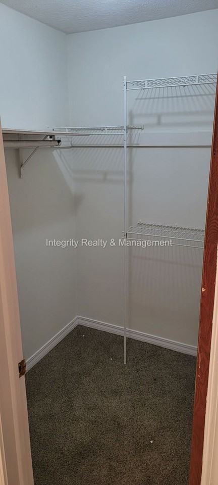 230 Foxridge Rd - Photo 3 of 20