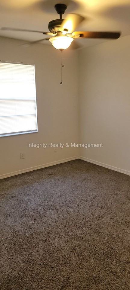 230 Foxridge Rd - Photo 4 of 20