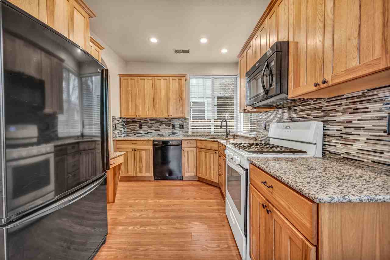 3526 Herons Cir - Photo 4 of 50