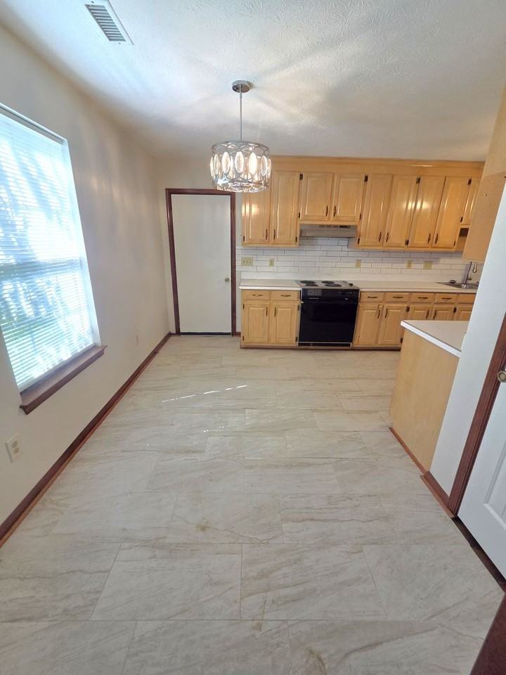 10 Great Lakes Dr - Photo 5 of 17