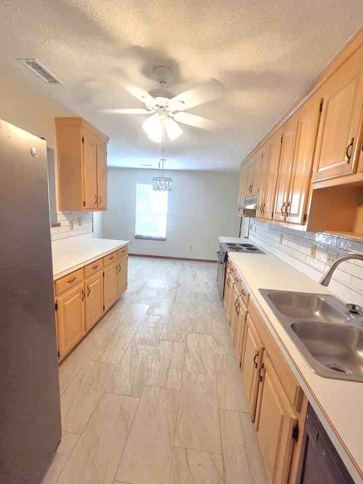 10 Great Lakes Dr - Photo 6 of 17