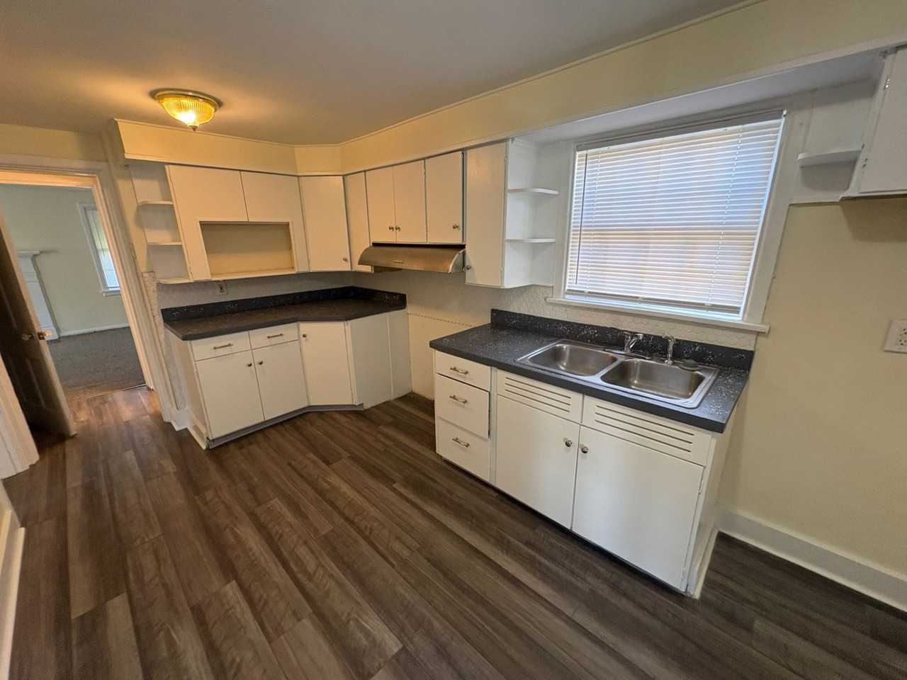 2401 Rugby Rd - Photo 6 of 23