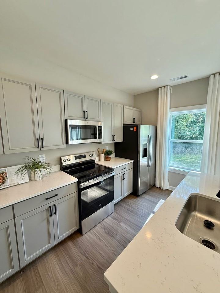 8012 Joy Crossing Ln - Photo 4 of 17