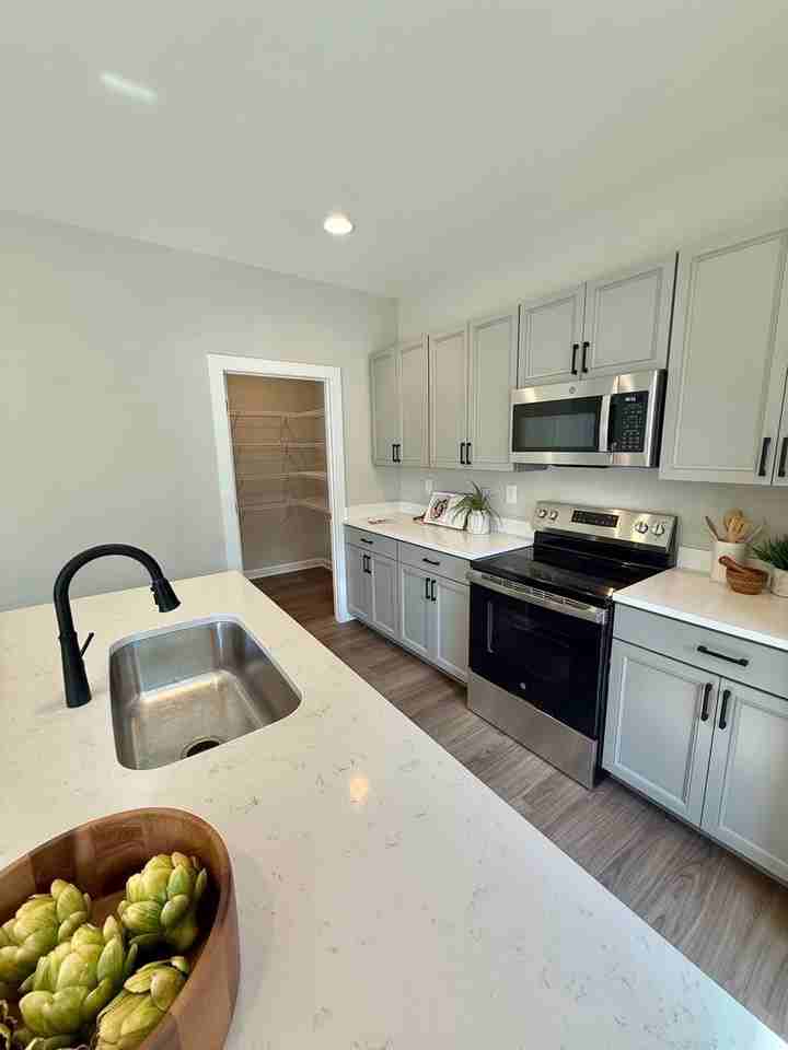 8012 Joy Crossing Ln - Photo 5 of 17